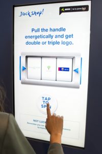 artemedia-aena-mwc-kiosco-interactivo
