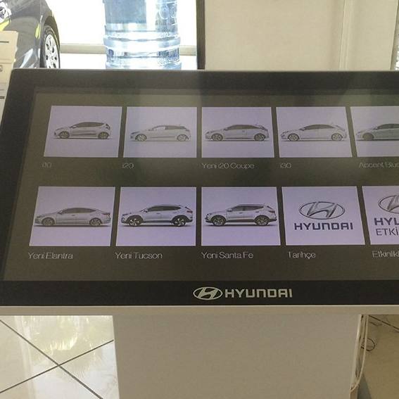 artemedia-kiosco-interactivo-concesionario-vehiculo-3 artemedia-kiosco-interactivo-concesionario-vehiculo