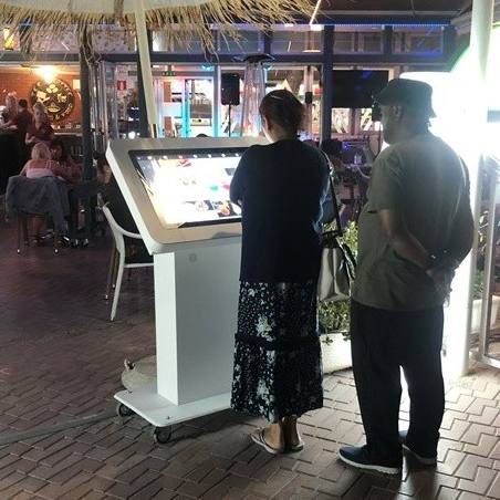 artemedia-kiosco-interactivo-restaurante-2 artemedia-kiosco-interactivo-restaurante