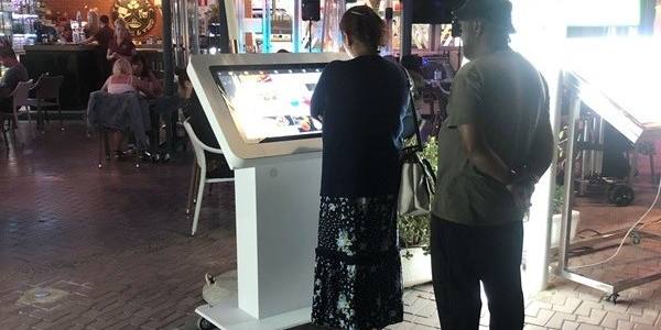 artemedia-kiosco-interactivo-restaurante-2 artemedia-kiosco-interactivo-restaurante